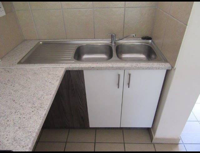 2 BEDROOM TOWNHOUSE FOR SALE IN ROOIHUISKRAAL NORTH